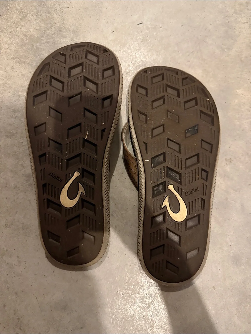OluKai Men's Brown & Black Flip-Flop Sandals